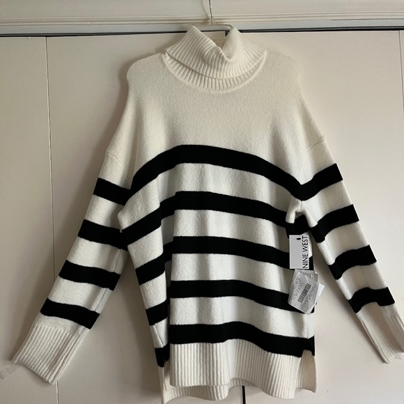 Woman s Sweater - Picture 1 of 4